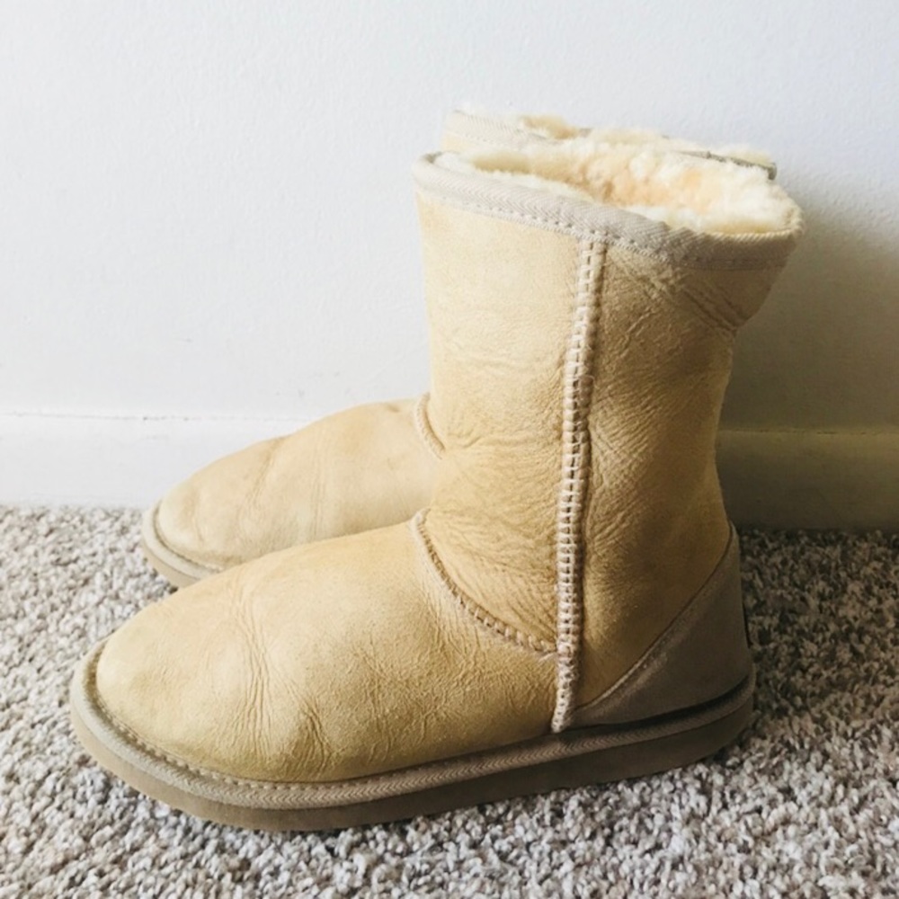 UGG Woman’s Tan Classic Short Boots Size 7